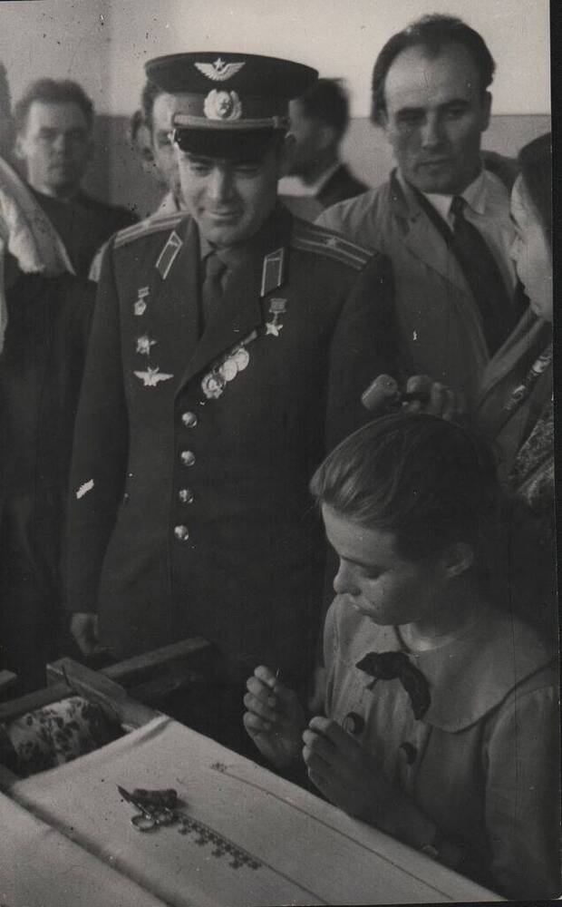 Фото. Посещение А. Г. Николаева фабрики «Пака тере» г.Чебоксары. 1962 г.