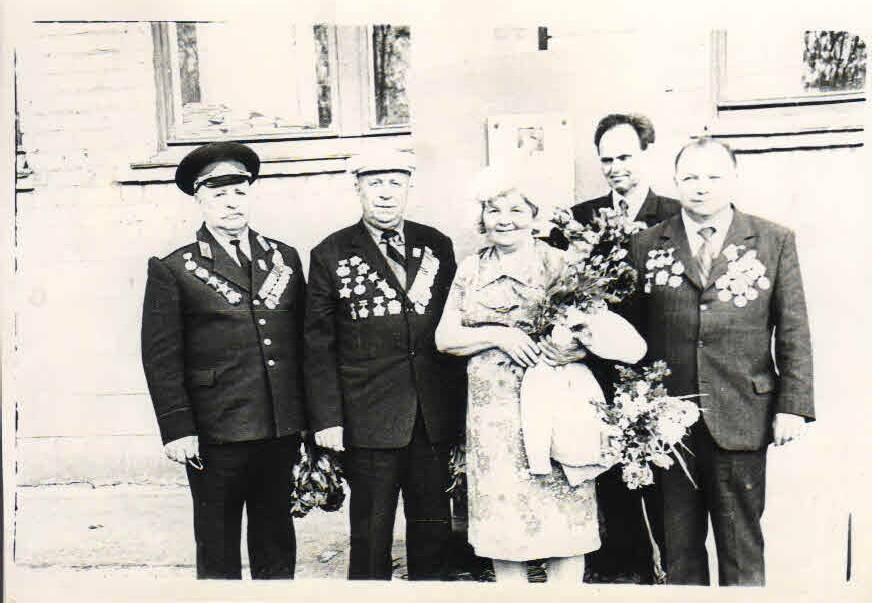 Фотография Ветеранов 6-й гв. т. бр. На встрече с учащимися №17 08.05.1975г..
