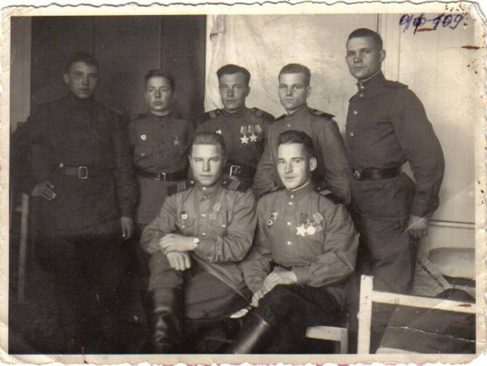 Фотография. Морозов Михаил Александрович -старший сержант,участник Великой Отечественной войны 1941-1945 гг.,с товарищами.