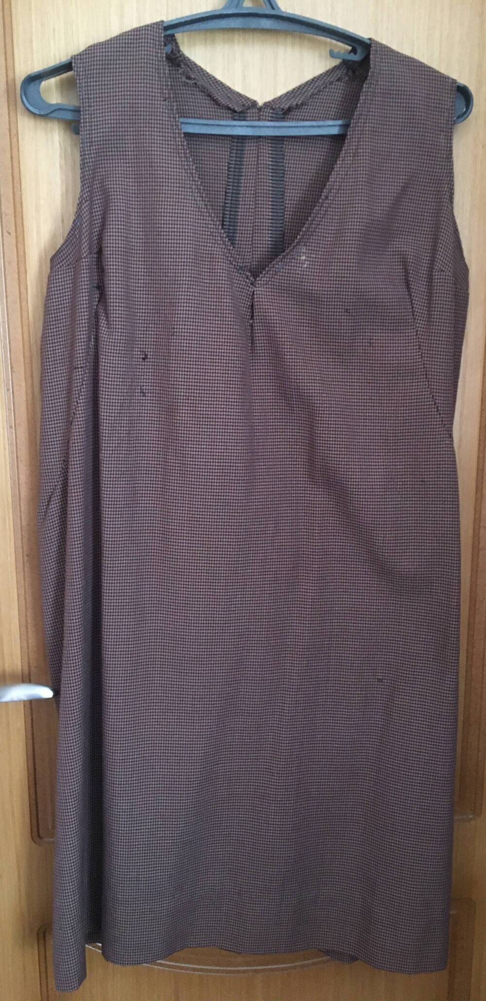 Костюм (сарафан,пиджак) в мелкую елочку, светло и темно-коричневого цвета, застегивается на 4 кнопки