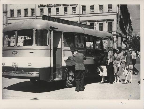 Фотография ч/б. Передвижное почтовое отделение, размещенное в автобусе на ул. Бродского в Ленинграде.