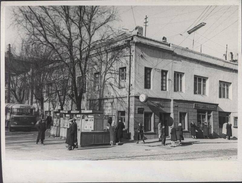 Фотография ч/б. Здание, в котором был построенный в первой пол. XIX в. почтамт, в Тбилиси на Почтовой улице.