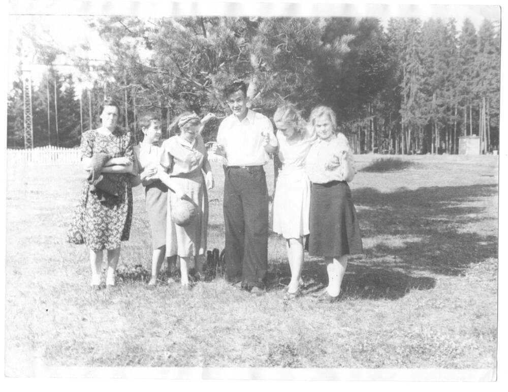 Фотография. Студенты Ижевского медицинского института на прогулке в парке им. Кирова.