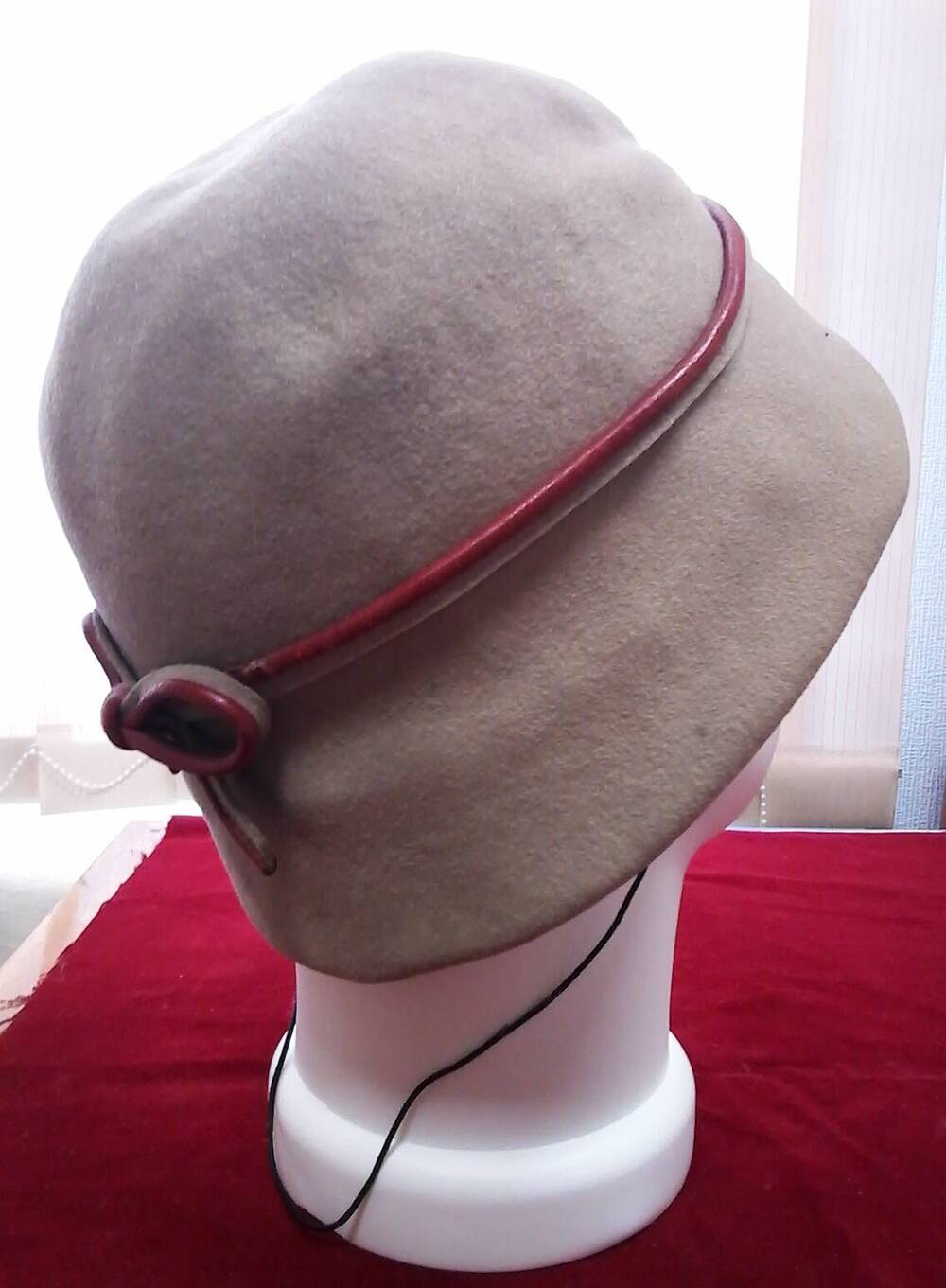 Шляпка фетровая женская, модель клош (колокольчик).