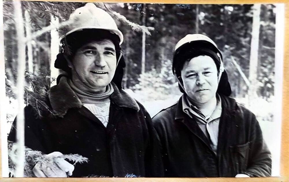 Фотография. Бригадир - вальщик леса Кузнецов В.М. с помощником.
