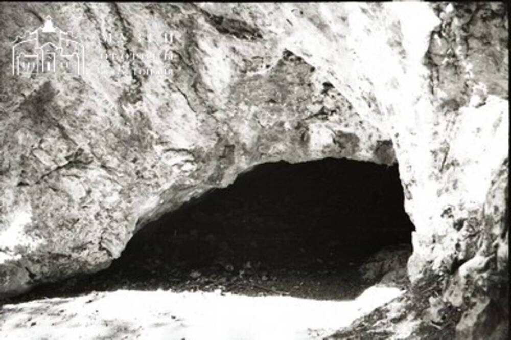 Негатив видовой. Место расположения Севастопольского партизанского отряда в 1942 году. Пещера № 3 под массивом горы Басман, в которой в 1941-1942 гг. располагался госпиталь 4-го партизанского района, затем Севастопольского партизанского отряда.