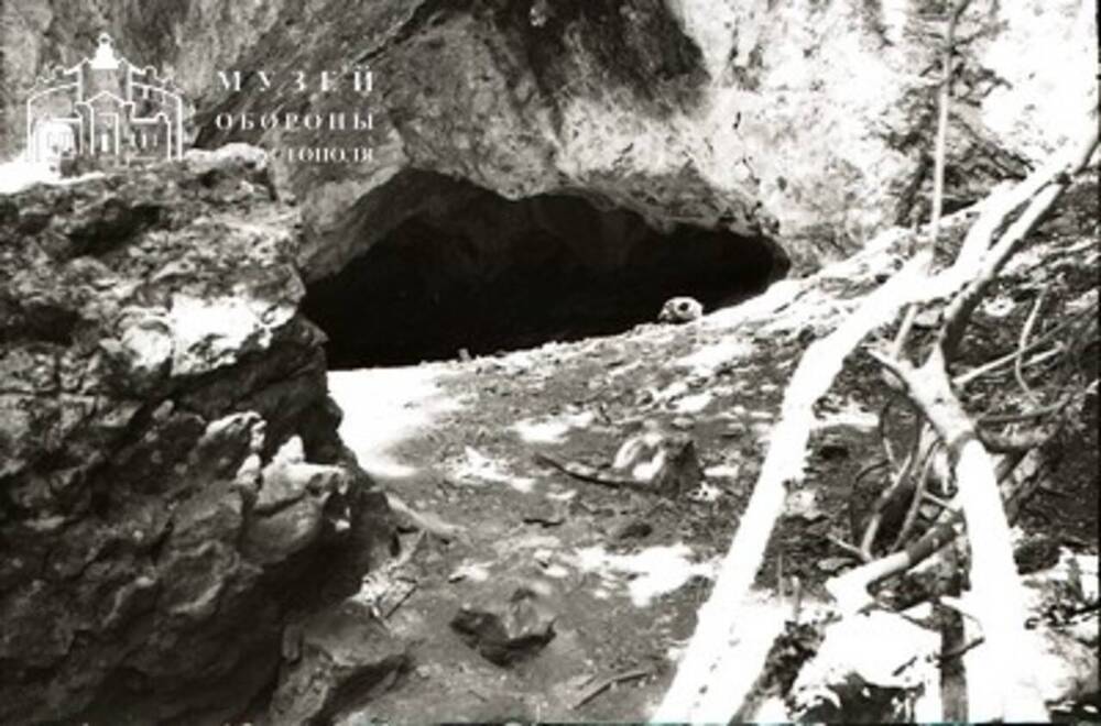 Негатив видовой. Место расположения Севастопольского партизанского отряда в 1942 году. Пещера № 3 под массивом горы Басман, в которой в 1941-1942 гг. располагался госпиталь 4-го партизанского района, затем Севастопольского партизанского отряда.