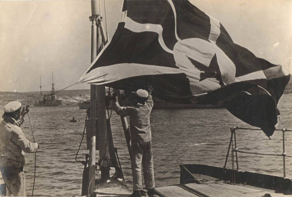 Фото. Подъём флага. Слепнёв Евстафий Викторович - один из удостоившихся поднять флаг.