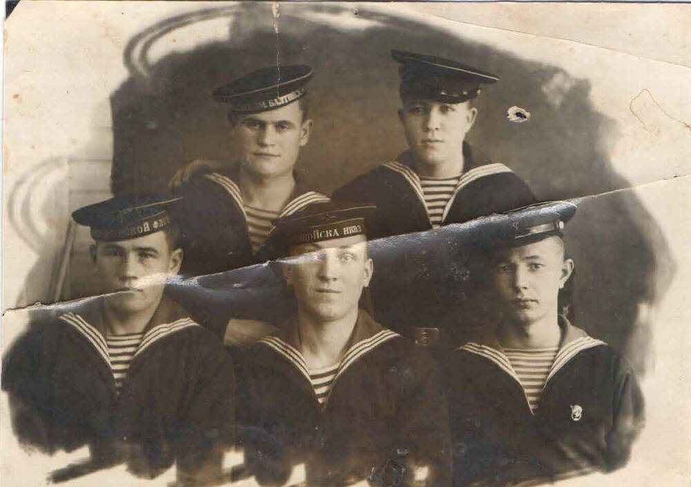 Фото. Пять моряков. В первом ряду слева -  Слепнёв Евстафий Викторович - участник Великой Отечественной войны.