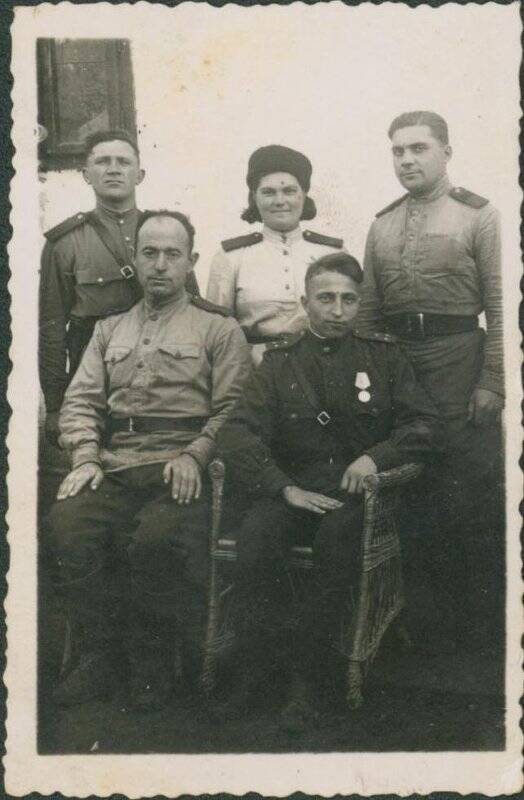 Фотография черно-белая. Козлова Анна с боевыми товарищами.