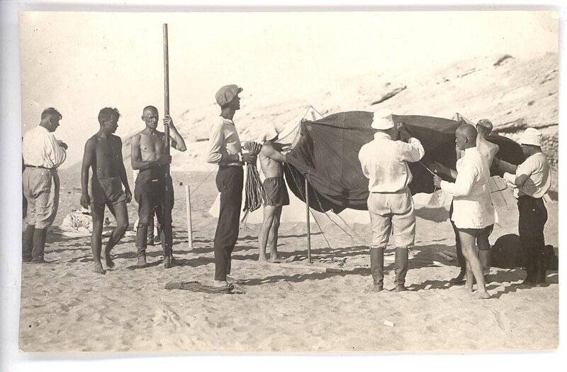 Фотография ч/б. Съемка фильма «Черная пасть» (реж. А.Разумный). Члены съемочной группы устанавливают  палатки в пустыне. 1935 г.