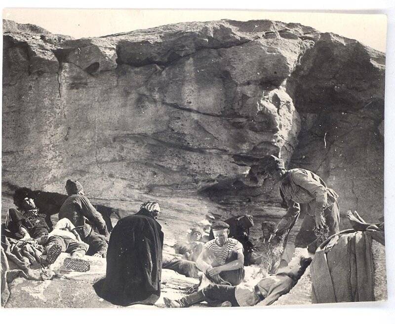 Фотография ч/б. Съемка фильма «Черная пасть» (реж. А.Разумный). Фрагмент фильма - матросы отдыхают на скалистом берегу. 1935 г.