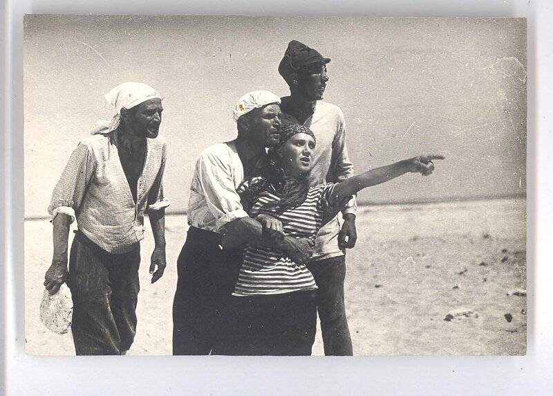 Фотография ч/б. Съемка фильма «Черная пасть» (реж. А.Разумный). Герои фильма стоят в пустыне. 1935 г.
