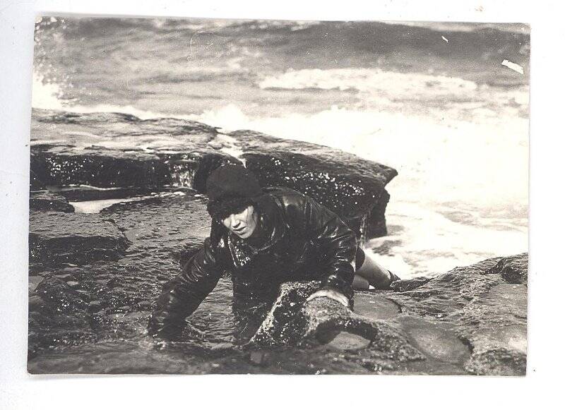 Фотография ч/б. Съемка фильма «Черная пасть» (реж. А.Разумный). Кадр из фильма - Валя Нестерова выплывает на берег. 1935 г.
