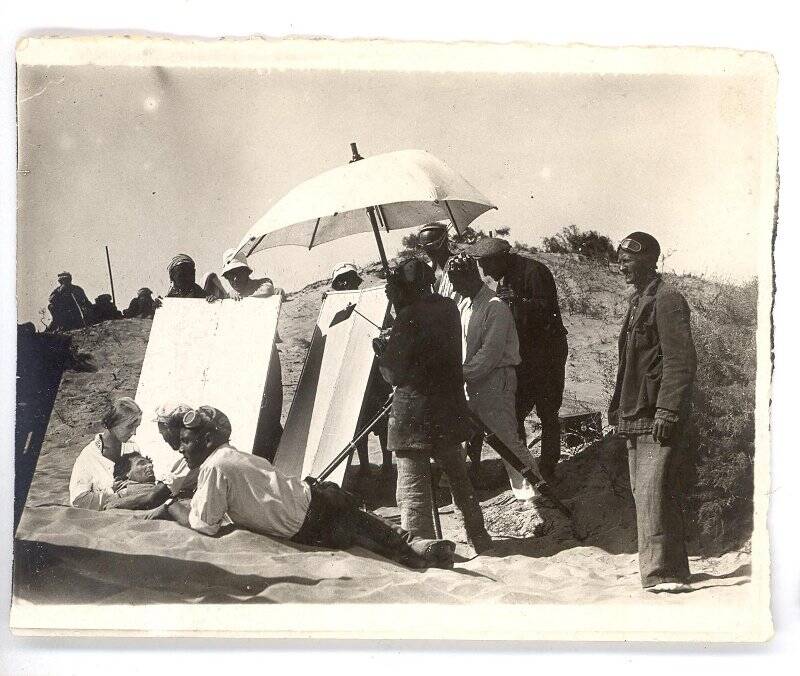 Фотография ч/б. Съемка фильма «Черная пасть» (реж. А.Разумный). Съемка фрагмента фильма в пустыне. 1935 г.