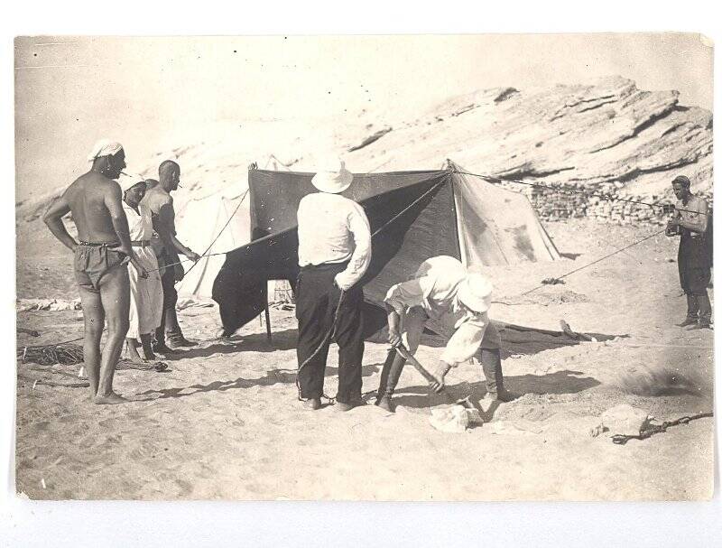 Фотография ч/б. Съемка фильма «Черная пасть» (реж. А.Разумный). Съемочная бригада ставит палатку в пустыне. 1935 г.