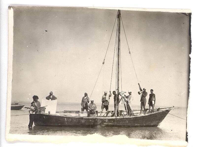 Фотография ч/б. Съемка фильма «Черная пасть» (реж. А.Разумный). Съемочная группа на борту лодки. 1935г.