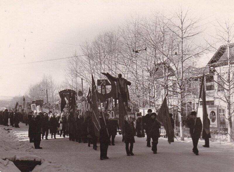 Фото. Демонстрация, 07 ноября 1967 года, колонна Алданского политехникума