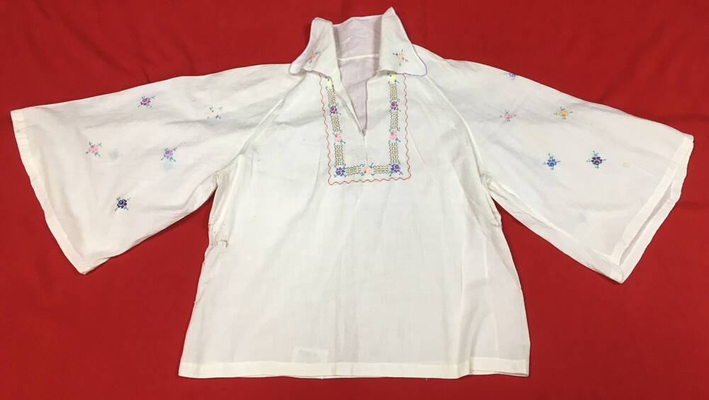 Блузка батистовая белого цвета с вышивкой, с воротником.
