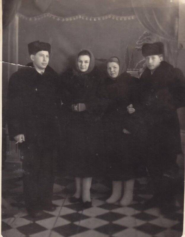 Фотография групповая. Семья Долгановых в фотоателье Сургута.