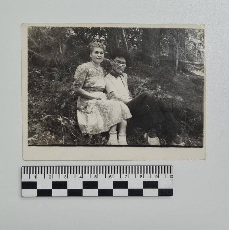 Фотография. Бурятский писатель Ч.Ц. Цыдендамбаев с женой Валентиной Тимофеевной на даче. г. Улан-Удэ, 1949 г.