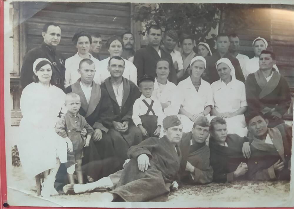 Фото. Группа раненых и медицинских работников госпиталя 1942г .