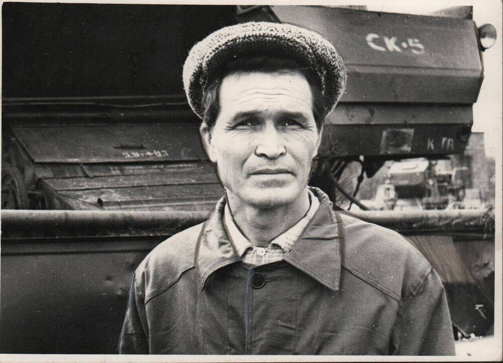 Фото. М. Волин, передовой комбайнер колхоза им. А. Г. Николаева. 1980 г.

