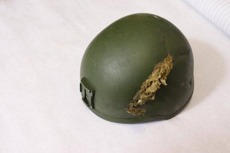 Шлем танкиста, осколочное повреждение