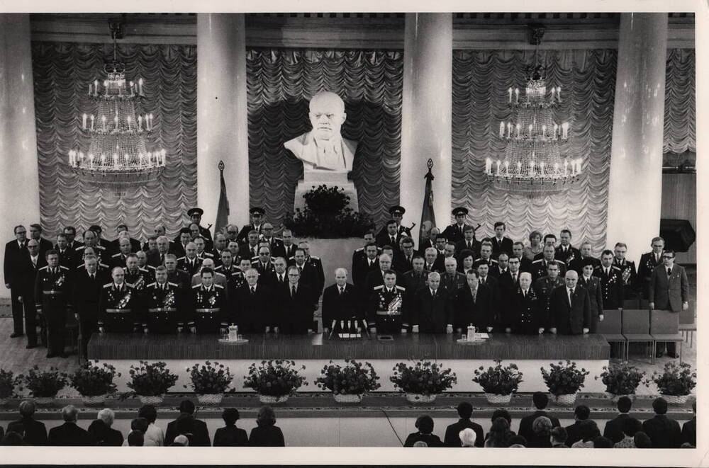 Фото. А.Г. Николаев (второй ряд, справа) в президиуме торжественного собрания, посвященного Дню милиции. 10.11.1975 г.