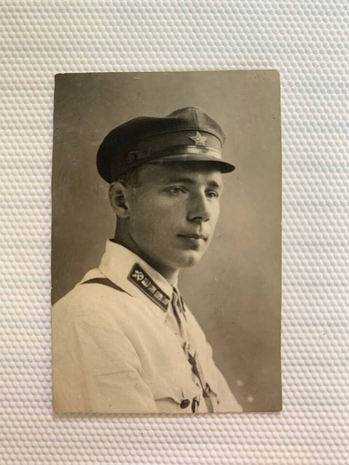 Фотография черно-белая. Снимок погрудный. Красноармеец в военной, летней форме, на голове фуражка с красной звездой. 2.10.1932 года.