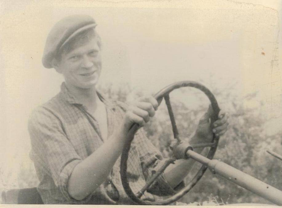 Фотография к фотогазете «Луч» колхоза «Кавказ». На отвозке зеленого горошка работает молодой тракторист Виктор Бровкин.