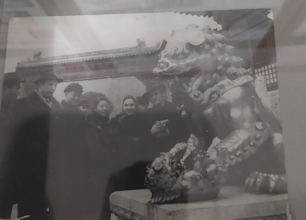 Фото. Смирнова Мария Николаевна с культурной делегацией в Китае около Золотого Дракона.