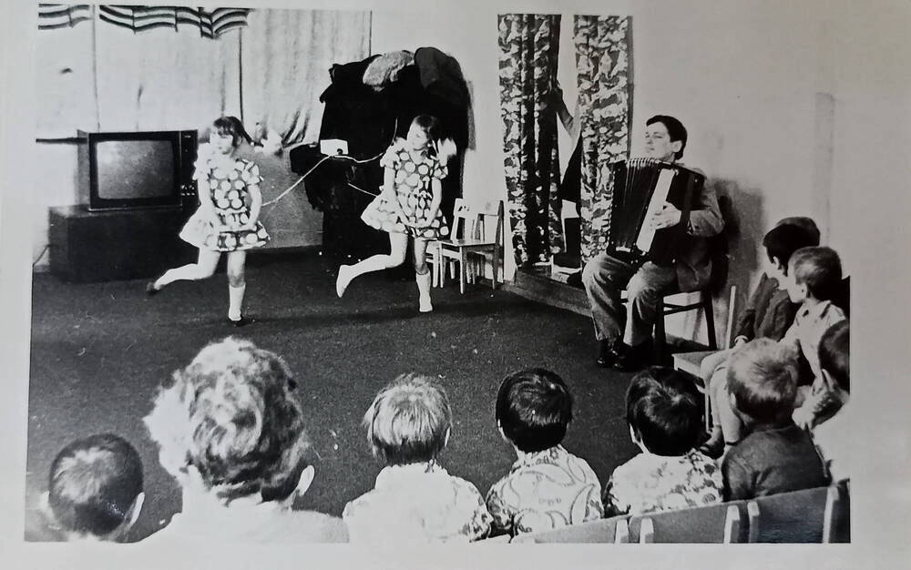 Фотография черно-белая. Участники танцевального  кружка Дома пионеров г. Тулуна выступают в Детском доме.