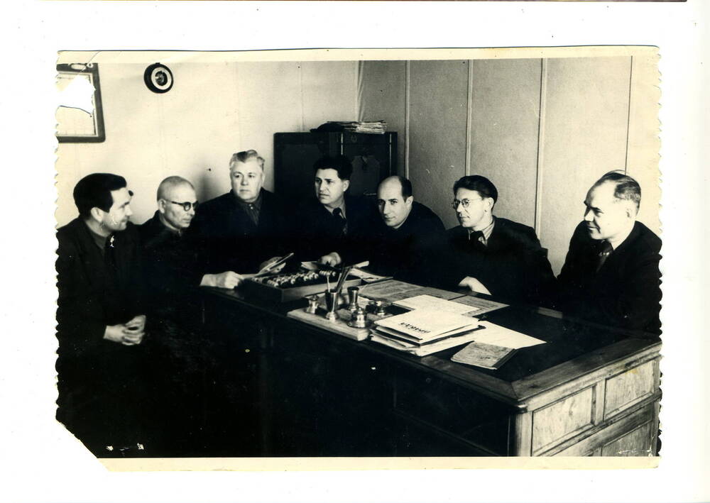 Фото руководителей Черемховского района с Димовым Р.И.,1950-е гг.