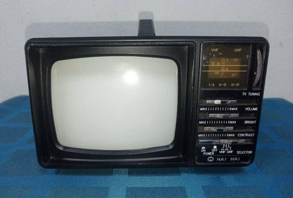 Телевизор портативный «Deluxe 5» чёрно-белого цвета, с радиоприёмником. 