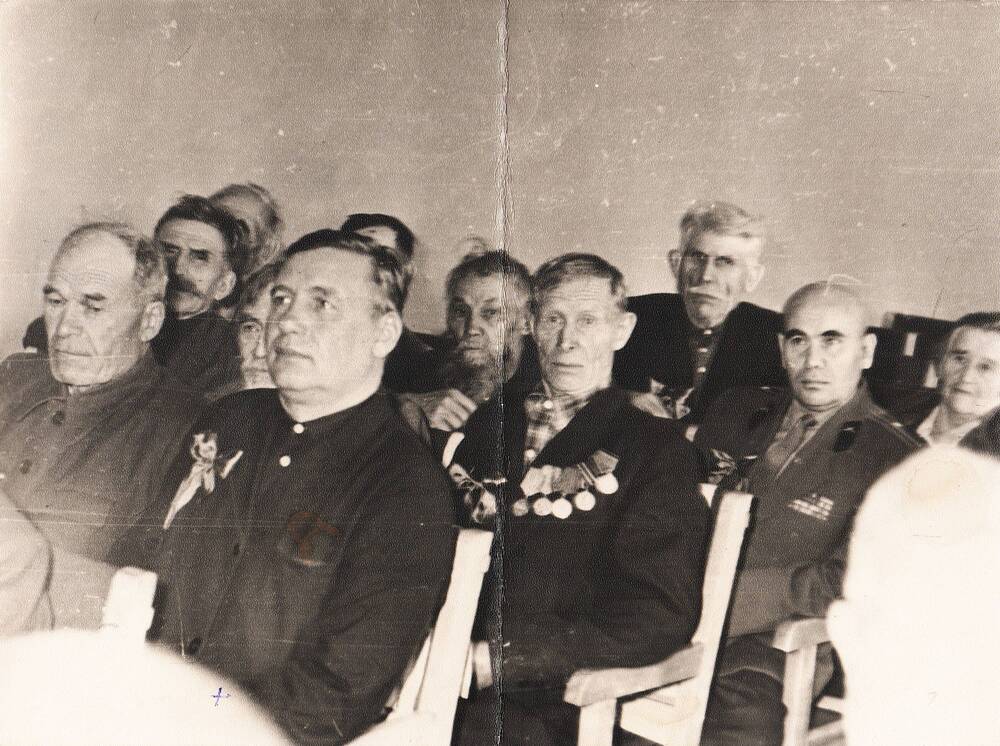 Фото коллективное: Участники собрания в РДК, посвященного 50-летию Октябрьской революции