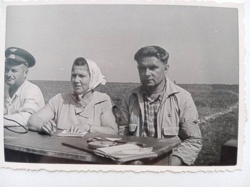 Фотография черно-белая. Судьи по парашютному спорту. Аэродром Воронежа, 1958г.