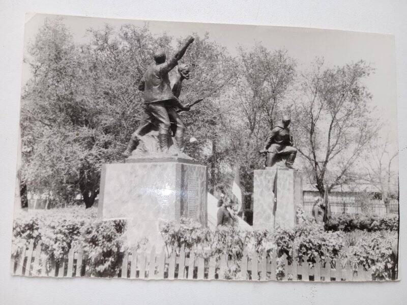 Фотография групповая, черно-белая. Почетный караул школьников у памятника воинам.