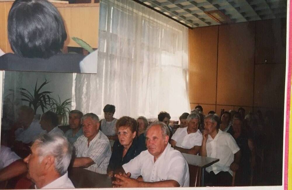 Фото цветное горизонтальное. На фото зал с рядами сидящих мужчин и женщин
