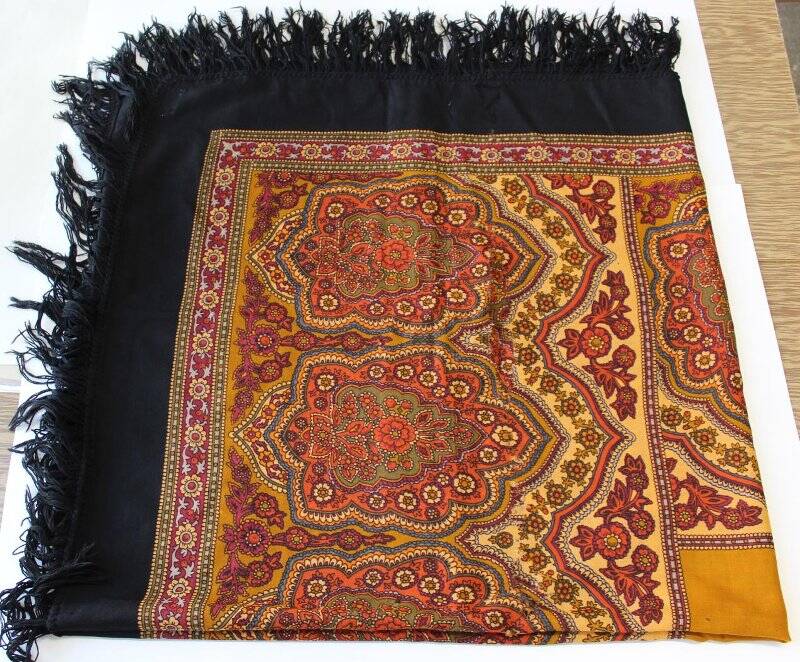 Платок павловопосадский (шаль) с бахрамой
