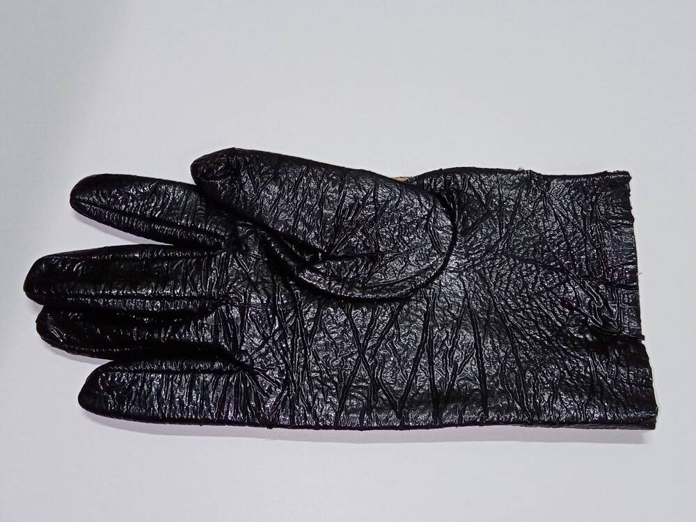 Перчатка, женская, правая - предмет одежды   из искусственной чёрной лакированной кожи - дерматина на поролоне. 1970-е годы.