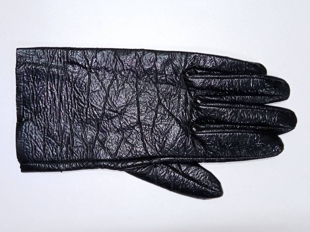 Перчатка, женская, левая,  предмет одежды   из искусственной чёрной лакированной кожи - дерматина на поролоне. 1970-е годы.