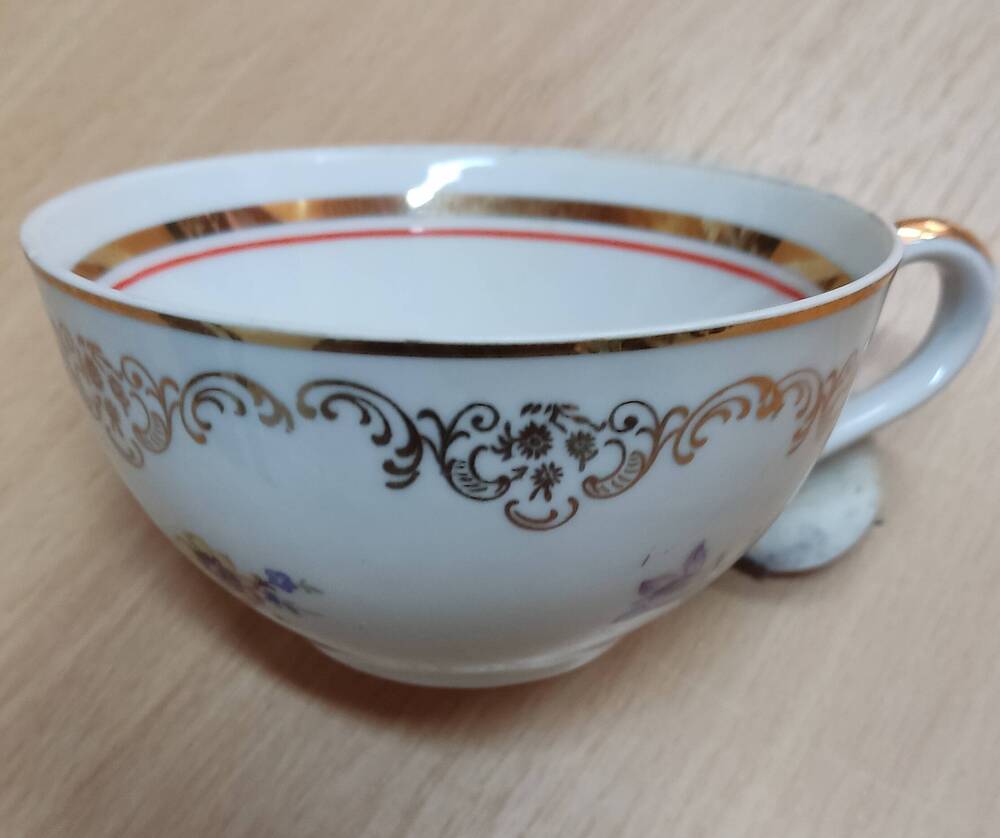 Чашка белого цвета из чайного сервиза