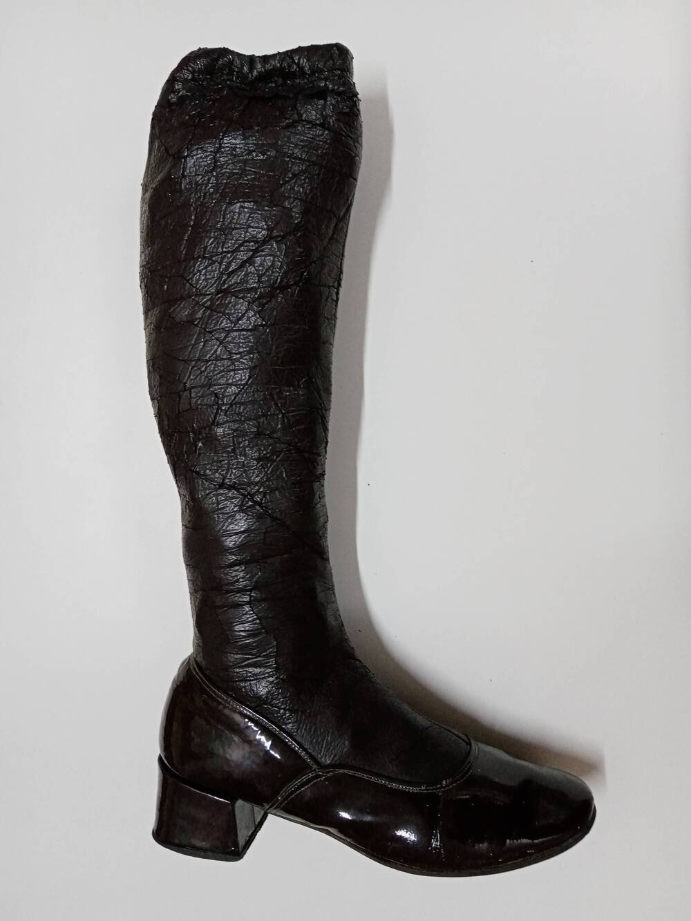 Сапог-чулок, правый, тёмно-коричневый, с широким средним каблуком. Середина 1970-х гг.