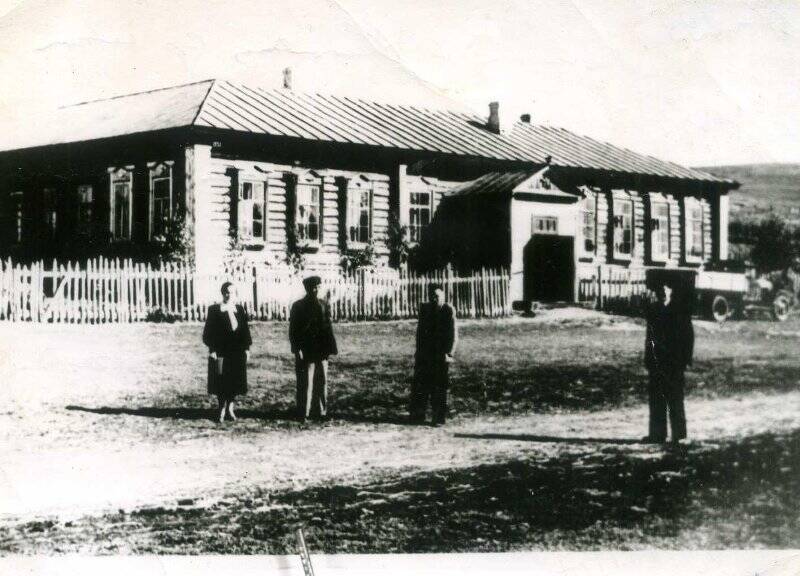 Фотография. Черно-белая, видовая. Здание деревянное Кошки-Новотимбаевской средней школы. 1957 год.