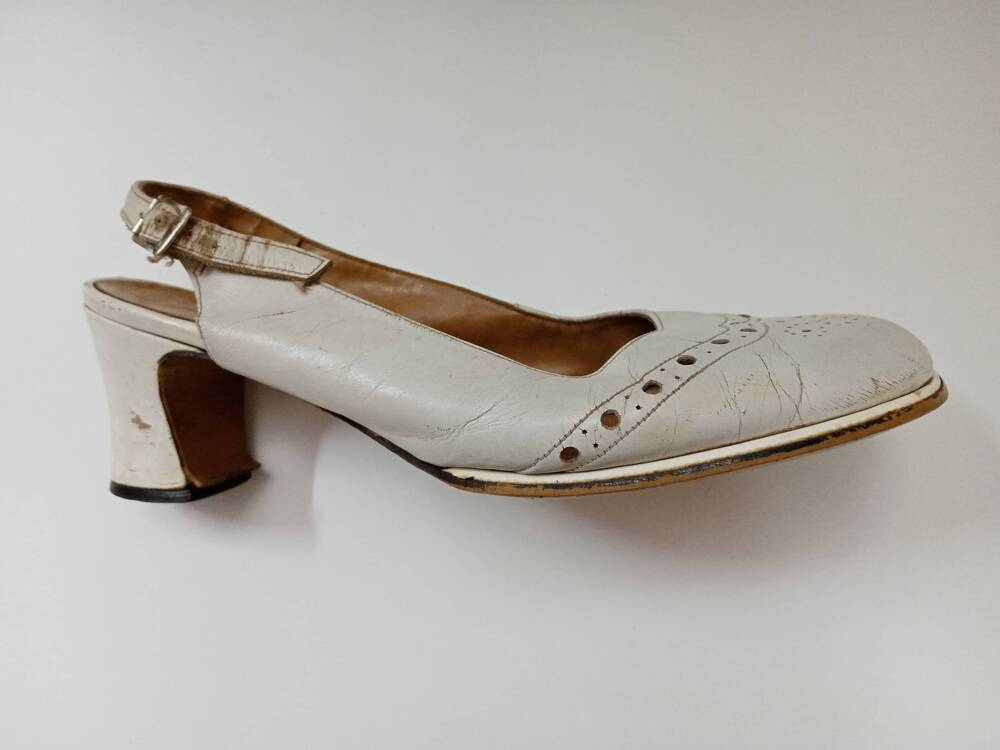 Босоножка  -  белая, правая,   кожаная,  вид женской обуви для тёплых времён года,  носится на босую ногу.  Производство - Венгрия, начало 1970-х годов.