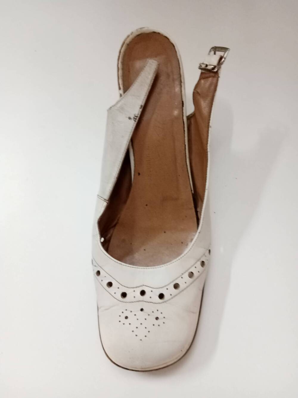 Босоножка  -  белая, левая,   кожаная,  вид женской обуви для тёплых времён года,  носится на босую ногу.  Производство - Венгрия, начало 1970-х годов.