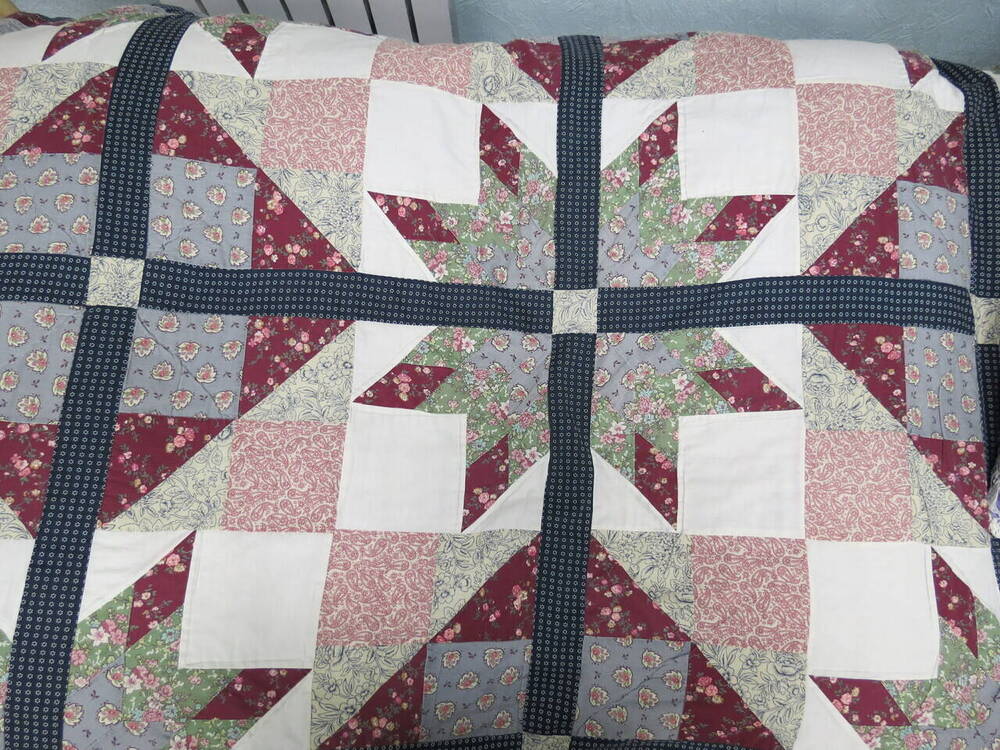 Лоскутное одеяло. Одеяло односторонне, составленное из квадратных и треугольных лоскутков разной величины, холодной цветовой гаммы с растительным орнаментом.