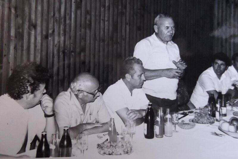 фотография ч/б. Прощальный ужин в АПК гор. Чирпан. Сентябрь 1985г.