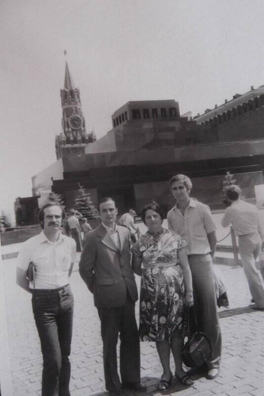 фотография ч/б. Главный экономист Фролов В.Г. с членами болг. делегации в Москве, на Красной площади. Июль 1985г.